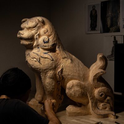 下鴨神社獅子狛像の彫刻「具象と誇張」の間で。